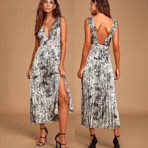 Lulu's Stay Wild Ivory Leopard Print Pleated Midi Dress (M)